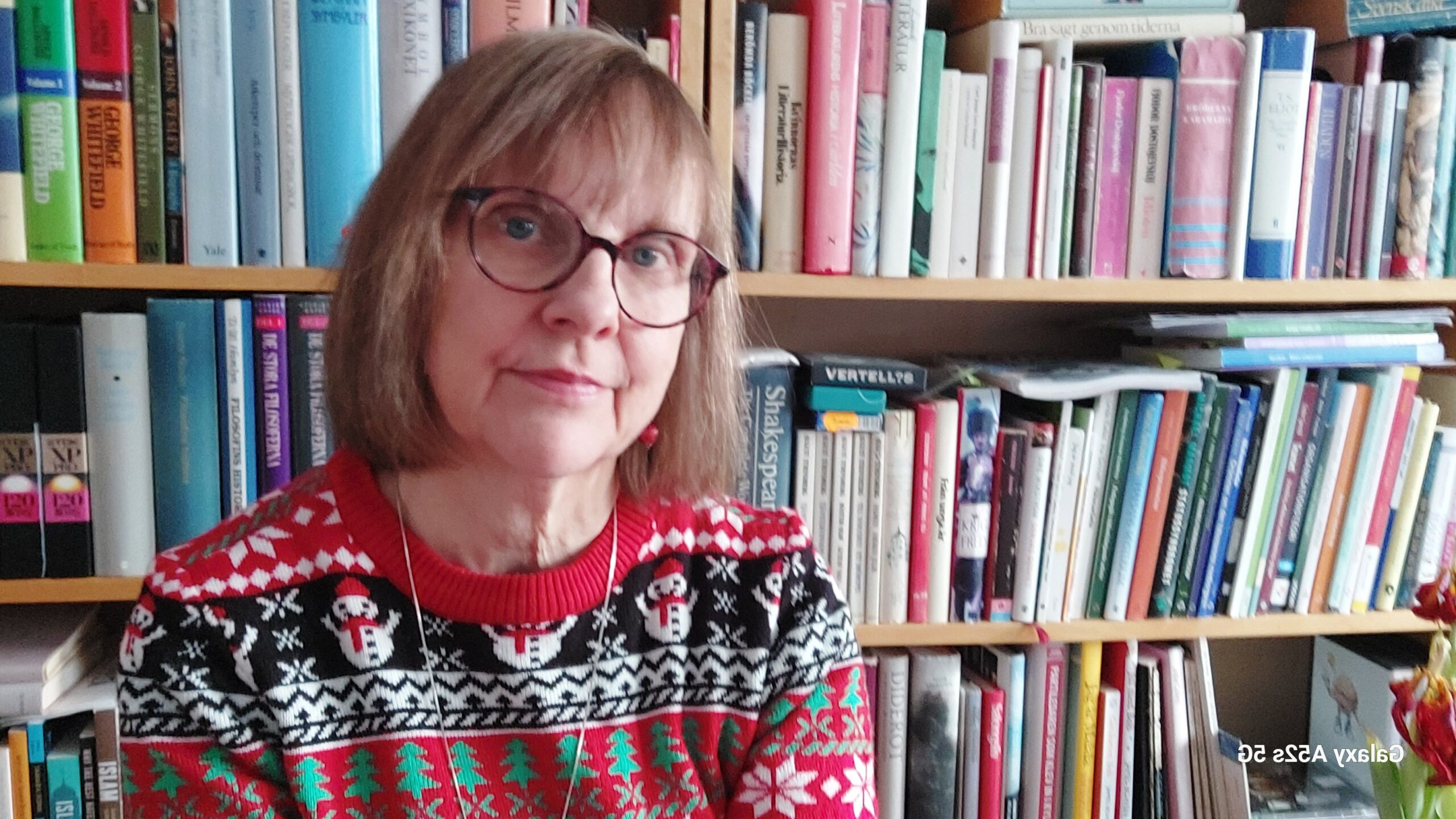 Ingela vid bokhyllan